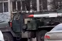 Nga đã triển khai một hệ thống phòng không FrankenSAM R-77-1 cải tiến để đối phó với các cuộc tấn công bằng máy bay không người lái và tên lửa hành trình của Ukraine trên lãnh thổ của mình, nhưng hệ thống này có tầm hoạt động hạn chế do không có radar tích hợp. (Nguồn ảnh: Telegram/ Voenny Osvedomitel)