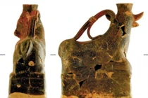 Chiếc bình gốm La Mã hình bò tót hé lộ nghi lễ chôn cất kỳ bí