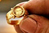 Nhẫn vàng và bùa hộ mệnh pha lê thời Trung cổ hé lộ bí mật động Trời