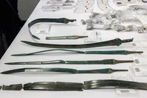 Phát hiện 7 thanh kiếm 3.000 năm cùng kho tiền khủng tại Đức