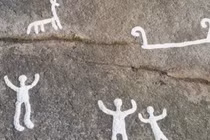 Soi hình khắc trên đá 2.700 năm tuổi, lộ bí ẩn động trời