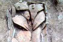 Phát hiện quan tài đất sét Ai Cập khắc mặt người gây sửng sốt