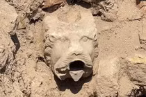 Phát lộ vòi đá đầu sư tử dẫn rượu vang cổ xưa 