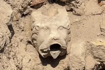 Phát lộ vòi đá đầu sư tử dẫn rượu vang cổ xưa 