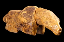 Tìm thấy tượng sinh vật kỳ dị trong hang cổ, chuyên gia đau đầu giải mã