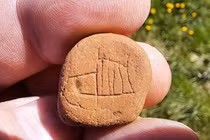 Soi cận viên đá nhỏ khắc tranh nghệ thuật cổ xưa 