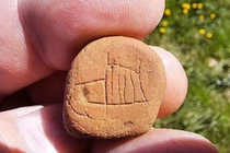 Soi cận viên đá nhỏ khắc tranh nghệ thuật cổ xưa 