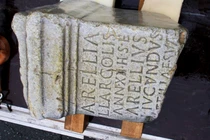 Chữ khắc bia mộ bé gái La Mã cổ chứa bí mật động trời 