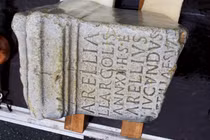 Chữ khắc bia mộ bé gái La Mã cổ chứa bí mật động trời 