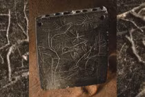 Bùa hộ mệnh 2.800 tuổi 'lúc nhúc' động vật gây sốc