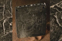 Bùa hộ mệnh 2.800 tuổi 'lúc nhúc' động vật gây sốc