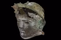 Chiếc mũ giáp 1.900 năm tuổi hé lộ điều bất ngờ