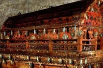 Công nhân đào hồ chứa nước tìm thấy mộ cổ đầy ắp báu vật