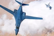 Máy bay ném bom B-1B với tiêm kích Qatar hộ tống.