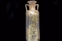 Sốc nặng thấy thứ bên trong lọ nước hoa La Mã 2.000 năm tuổi