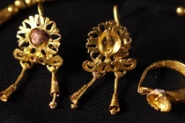 Rùng mình phát hiện thi thể cô gái La Mã trong quan tài chì cổ