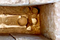 Bí ẩn mộ cổ Etrusca chứa hài cốt trẻ chiến binh khiến chuyên gia sốc nặng