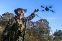 Các cuộc thử nghiệm “Drone Dominance” của Mỹ tại Fort Benning đưa 25 nhà cung cấp UAV tấn công một chiều giá rẻ vào thử thách trước các mục tiêu thực tế, nhằm nhanh chóng triển khai rộng rãi năng lực tấn công chính xác quy mô lớn, có khả năng chống gây nhiễu, cho các đơn vị tuyến đầu vào năm 2027. (Nguồn ảnh: Lục quân Mỹ)