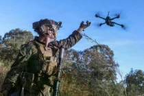 Các cuộc thử nghiệm “Drone Dominance” của Mỹ tại Fort Benning đưa 25 nhà cung cấp UAV tấn công một chiều giá rẻ vào thử thách trước các mục tiêu thực tế, nhằm nhanh chóng triển khai rộng rãi năng lực tấn công chính xác quy mô lớn, có khả năng chống gây nhiễu, cho các đơn vị tuyến đầu vào năm 2027. (Nguồn ảnh: Lục quân Mỹ)