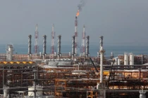 Iran tăng cường tấn công hạ tầng năng lượng của các quốc gia Arab vùng Vịnh trong ngày thứ Năm, đẩy căng thẳng khu vực leo thang.