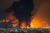Cột lửa và khói khổng lồ bốc cao sau một vụ không kích ban đêm nhằm vào khu vực đô thị, cho thấy mức độ leo thang nghiêm trọng của xung đột tại Trung Đông.