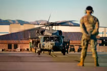 Cấu hình hiện tại của HH-60W thiếu khả năng đối phó hồng ngoại chủ động và chỉ dựa vào các hệ thống cảnh báo tên lửa mà không có phương tiện để đánh bại các mối đe dọa đang lao tới, khiến trực thăng dễ bị tấn công bởi các tên lửa dẫn đường bằng hồng ngoại như MANPADS. (Nguồn ảnh: Không quân Hoa Kỳ)