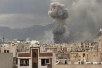 Cột khói lớn bốc lên tại Tehran sau các vụ nổ do không kích, cho thấy mức độ thiệt hại tại khu vực đô thị.