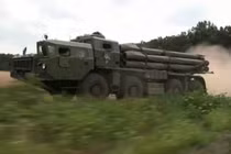 Hệ thống pháo phản lực phóng loạt của Nga cơ động trên thực địa, mang theo các ống phóng rocket tầm xa - loại vũ khí thường được sử dụng để tập kích hỏa lực diện rộng từ phía sau chiến tuyến.
