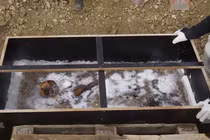 Mở mộ đứa trẻ băng giá, hé lộ sự thật rùng mình