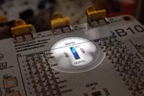 Con chip lượng tử đầu tiên tự tạo và ổn định ánh sáng