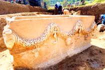 Quan tài đá cổ có vòng hoa phù điêu nổi lộ bí mật gây sốc