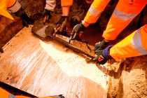 Phát hiện chiếc xẻng gỗ 3.000 năm Thời Kỳ Đồ Đồng hiếm có