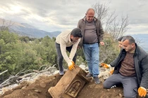 Bất ngờ phát hiện bia mộ La Mã cổ đại trong rừng sâu