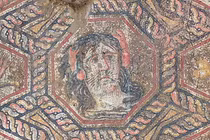 Nữ thần nước đội kẹp tóc càng cua trong tranh khảm cổ