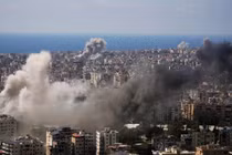 Khói bốc lên tại thủ đô Beirut của Lebanon sau cuộc tập kích của Israel hôm 8/4. Ảnh: AP