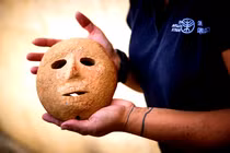 Chiếc mặt nạ đá 9.000 năm tuổi lần đầu được công bố 