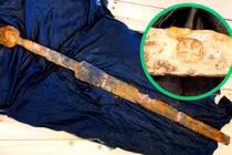 Câu cá vớt được thanh kiếm cổ nghìn năm, cần thủ giật mình