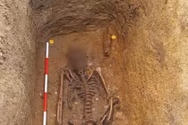 Mở mộ chiến binh trẻ thế kỷ thứ 6, rùng mình thấy thứ bên trong