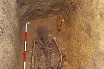 Mở mộ chiến binh trẻ thế kỷ thứ 6, rùng mình thấy thứ bên trong