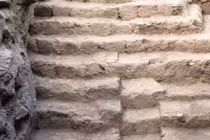 Kiến ​​trúc cổ kỳ lạ giống kim tự tháp khiến chuyên gia bối rối