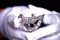 Chấn động phát hiện kỷ vật tình yêu trung cổ khắc thông điệp bất tử