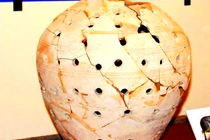 Phát hiện bình La Mã cổ thủng lỗ chỗ, chuyên gia bối rối