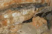 Hang động 3.600 năm tuổi chứa bàn thờ và bức tường cổ kỳ lạ