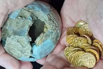 Quả trứng chứa đầy vàng 2.000 năm tuổi khiến chuyên gia sửng sốt