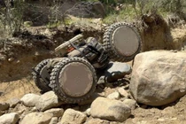 Hệ thống cơ động không người lái lấy bánh xe làm trung tâm của AZAK tích hợp động cơ, pin và điện tử điều khiển ngay trong từng bánh, cho phép tạo ra các nền tảng không cần khung gầm, mô-men xoắn lớn, trọng tâm thấp, lắp ráp nhanh và khả năng cơ động địa hình mạnh, phục vụ nhiệm vụ hậu cần, cứu thương - tải thương và các sứ mệnh mặt đất tự động (Nguồn ảnh: AZAK).