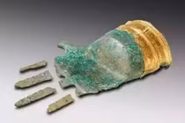 Bốn ngón tay bằng đồng trong ngôi mộ cổ 