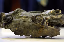 Khai quật đầu ngựa La Mã đồng 2.000 năm tuổi hiếm thấy tại Đức