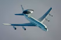 Về mặt chiến lược, việc triển khai sáu máy bay E-3 Sentry đến Trung Đông báo hiệu rằng các nhà hoạch định chiến lược của Mỹ đang bố trí các khí tài chủ chốt cần thiết cho một chiến dịch kéo dài nhiều tuần chống lại Iran, ngay cả khi các cuộc đàm phán ngoại giao vẫn tiếp diễn và quyết định tấn công thực tế vẫn chưa chắc chắn. (Nguồn ảnh: Không quân Mỹ)