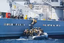 Các binh sĩ Thủy quân lục chiến Mỹ thuộc Lực lượng Nhiệm vụ Đặc biệt Hàng hải (Maritime Special Purpose Force) của Đơn vị Viễn chinh Thủy quân lục chiến số 22 (22nd MEU) tiến hành huấn luyện đánh chặn trên biển khi đang làm nhiệm vụ trên vùng biển Caribe, thực hành các quy trình đổ bộ, kiểm soát tàu từ xuồng cao tốc thân cứng (RHIB). (Nguồn ảnh: tài khoản X của 22nd MEU)