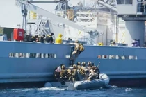 Các binh sĩ Thủy quân lục chiến Mỹ thuộc Lực lượng Nhiệm vụ Đặc biệt Hàng hải (Maritime Special Purpose Force) của Đơn vị Viễn chinh Thủy quân lục chiến số 22 (22nd MEU) tiến hành huấn luyện đánh chặn trên biển khi đang làm nhiệm vụ trên vùng biển Caribe, thực hành các quy trình đổ bộ, kiểm soát tàu từ xuồng cao tốc thân cứng (RHIB). (Nguồn ảnh: tài khoản X của 22nd MEU)